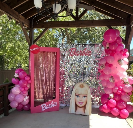 barbie baloon Balloon Garland
